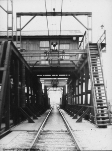 886053 Gezicht in de sppoorbrug (rolbasculebrug) over de Delfshavensche Schie bij Rotterdam.